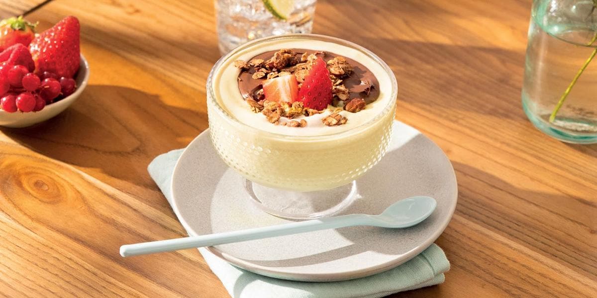 Glace crémeuse à la banane & granola au Nutella® | FerreroFoodService France Glace crémeuse à la banane & granola au Nutella® | FerreroFoodService France