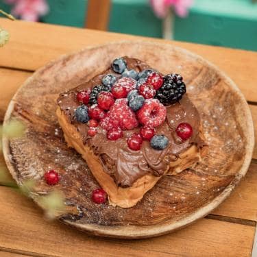 Naïs, Charlène et Maillan teaser hover