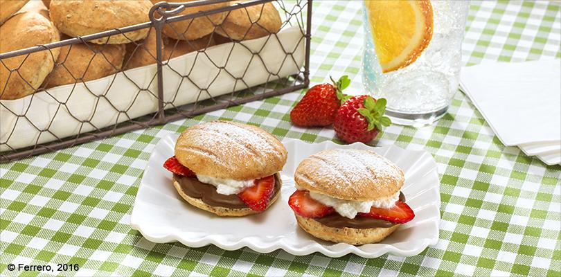 MINI-SANDWICHES WITH NUTELLA<sup>®</sup> AND STRAWBERRIES