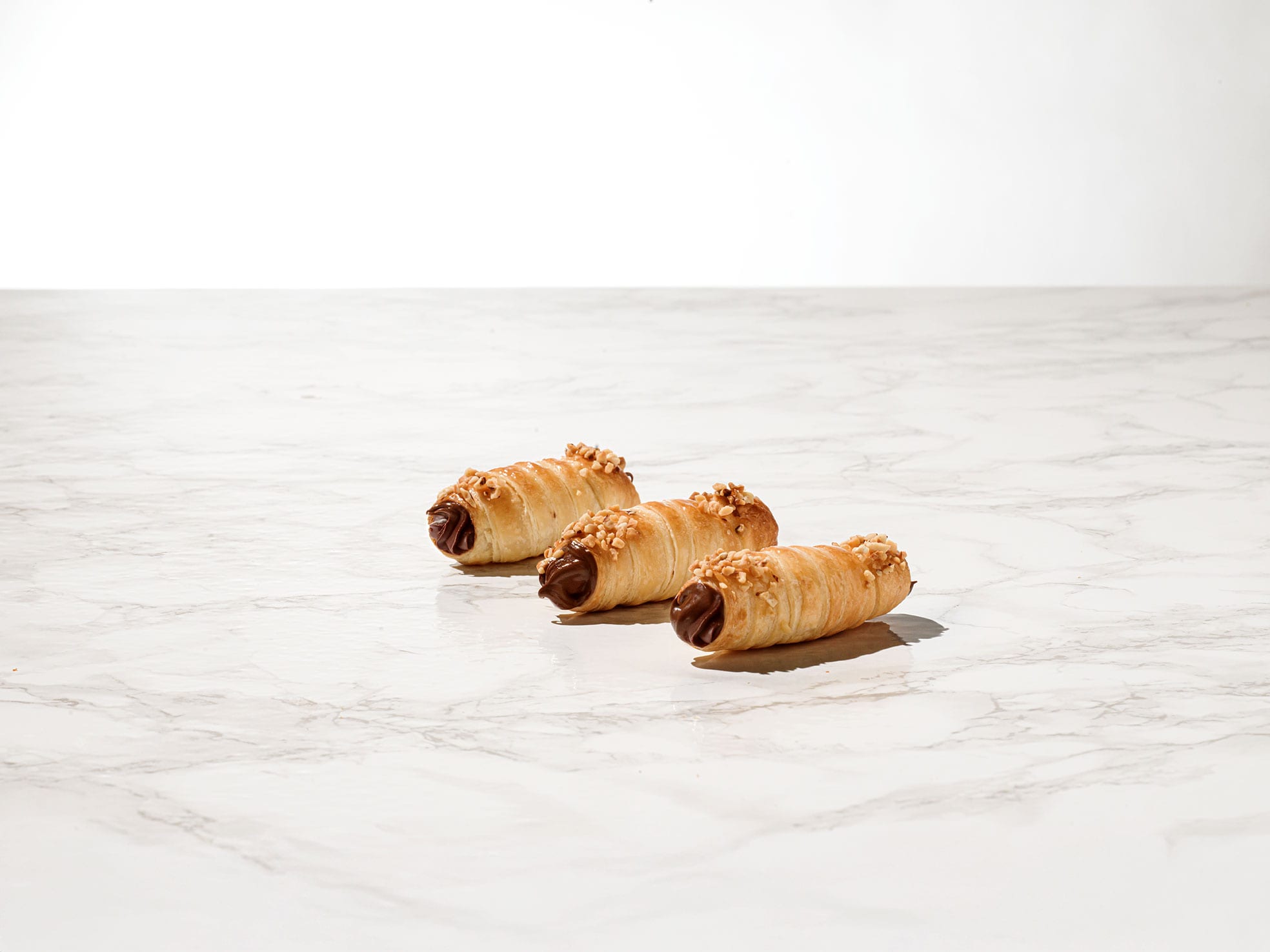 Cannoncini con Nutella e topping alla granella di nocciole