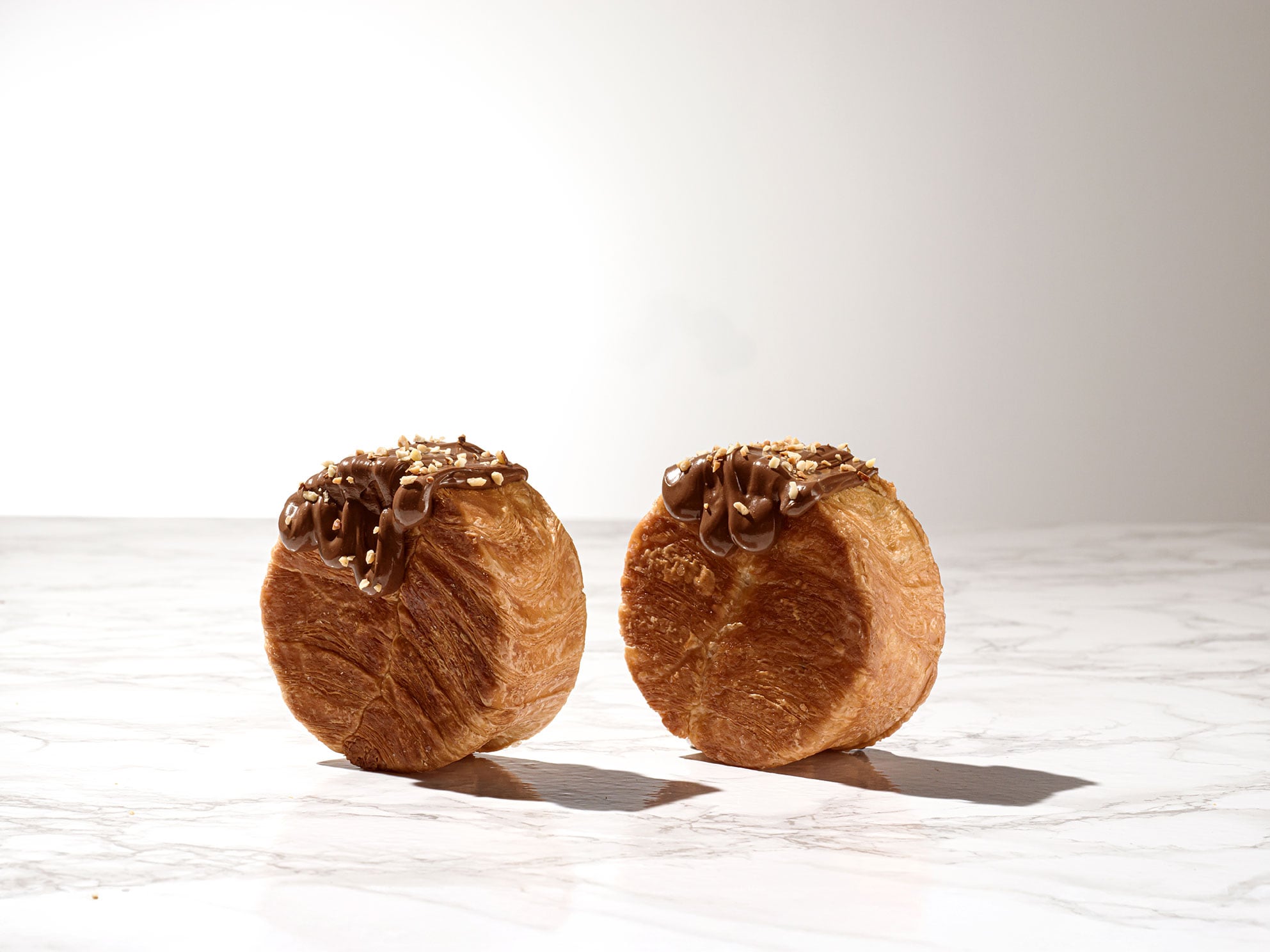Croissant sferico con Nutella e granella di nocciole
