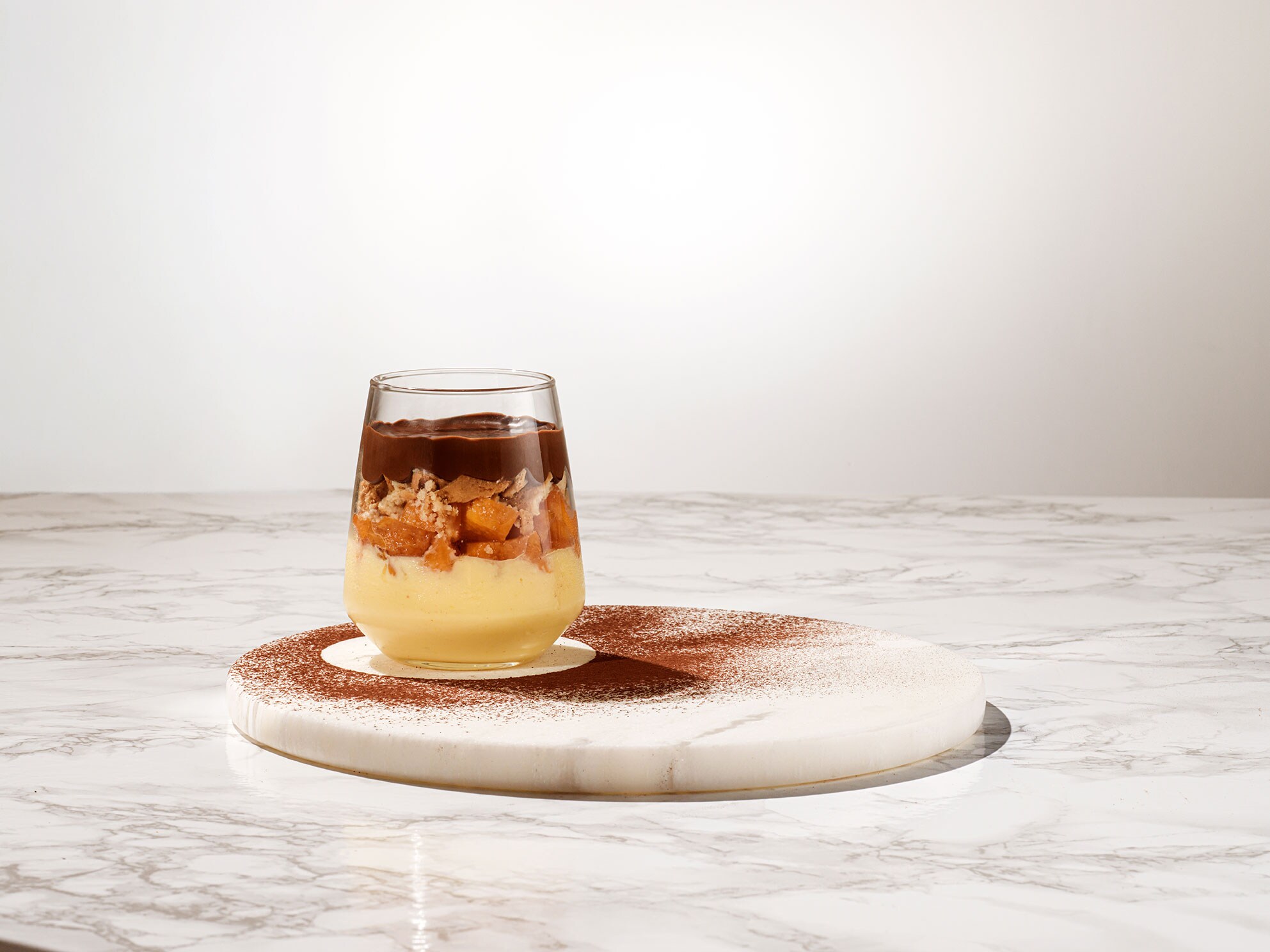 Tazza con crema pasticcera, biscotti, pesche e Nutella