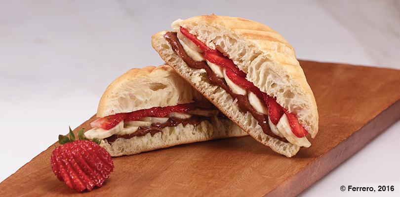 CIABATTA DE MORANGOS E BANANA COM NUTELLA<sup>®</sup>